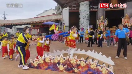 全國最盛大！宜蘭二結王公過火 準備1.2萬斤木炭燒成大火堆 (翻攝畫面)