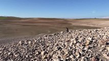 Keban Baraj Gölü'nde suyun çekilmesiyle tarihi höyükler gün yüzüne çıktı