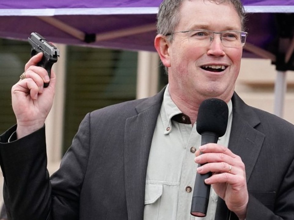 Mit Waffen unterm Weihnachtsbaum: US-Politiker wünscht frohes Fest