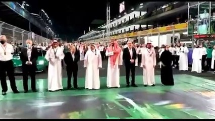 مشجع في سباقات فورمولا 1 يرحب بالأمير محمد بن سلمان بطريقته الخاصة