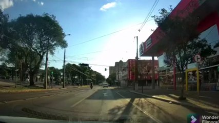 Câmera registra o forte acidente entre Santana e Voyage no Centro; Condutor foi detido por embriaguez