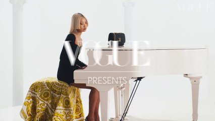 Devon Lee Carlson, Jessica Wang et Vanessa Hong dénichent leur cadeau de Noël idéal grâce au Versace Gift Finder