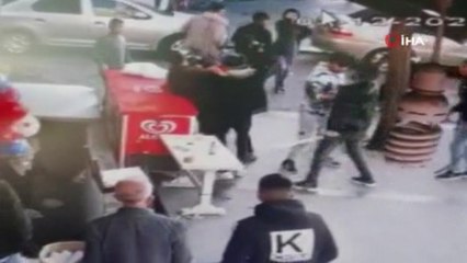 Satır ve döner bıçağıyla saldırı anı kamerada: 1 ağır yaralı