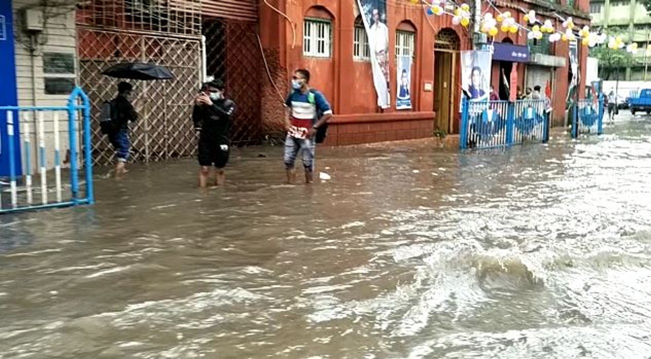 নিম্নচাপের জেরে কলকাতায় জমা জলের কারণে যানজটের কবলে নিত্যযাত্রীরা |Oneindia Bengali