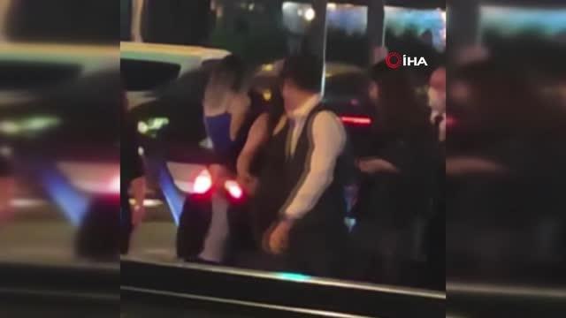 Bursa'da düğün konvoyu yolu kapattı gelin ve damat yol ortasında oynadı