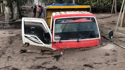 En Indonésie, le volcan Semeru ensevelit des villages