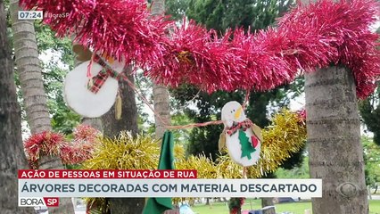 O espírito natalino está em todos os lugares. Pessoas em situação de rua decoraram árvores em frente às barracas onde moram para comemorar o natal.