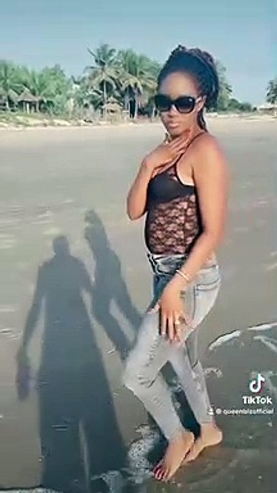 Queen Biz met de l'ambiance à la Plage de Cap Skiring (Ziguinchor)