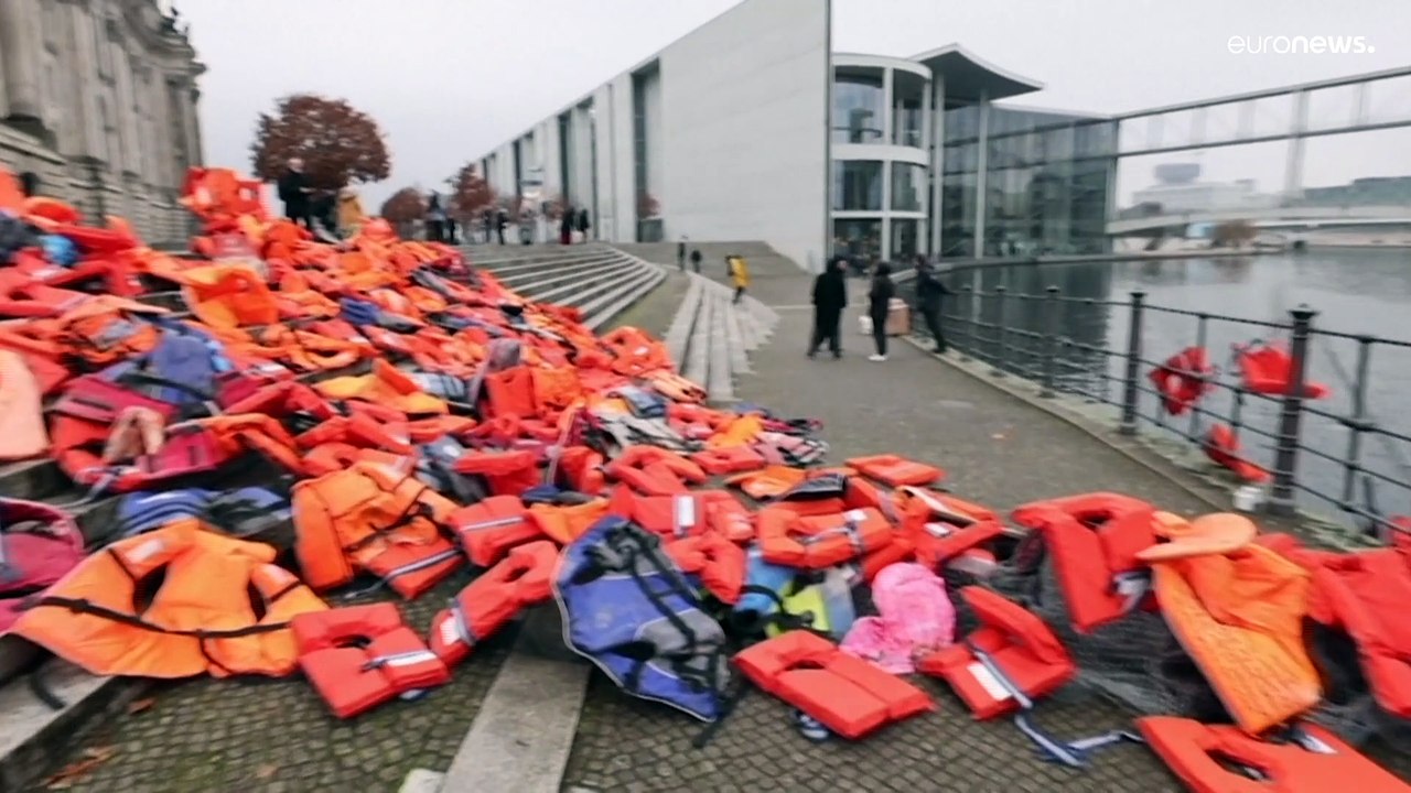 Botschaft an neue Bundesregierung: Schwimmwesten vorm Parlament