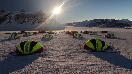 Eclipse mergulha Antártica na escuridão