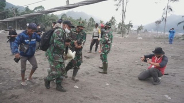 Elevan a los 15 muertos y a 27 los desaparecidos por la erupción de un volcán en Indonesia