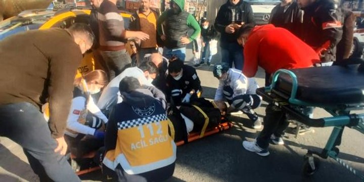 Kırmızı ışık ihlali yapan taksi ile ters yöne giren motosiklet çarpıştı: 1 yaralı