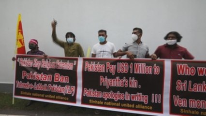 El cuerpo del hombre linchado en Pakistán llega a Sri Lanka entre protestas