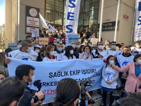 SAĞLIK ÇALIŞANLARINDAN İL SAĞLIK MÜDÜRLÜĞÜ ÖNÜNDE EYLEM