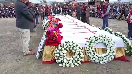 Indianos desafiam toque de recolher após morte de civis