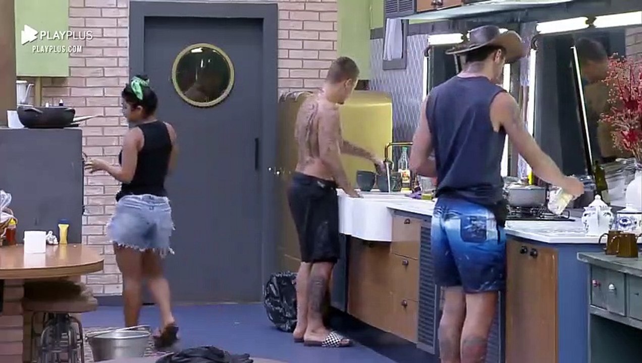 Rico brinca com MC Gui e pede para o peão encontrar outro foco de briga (A Fazenda 13)