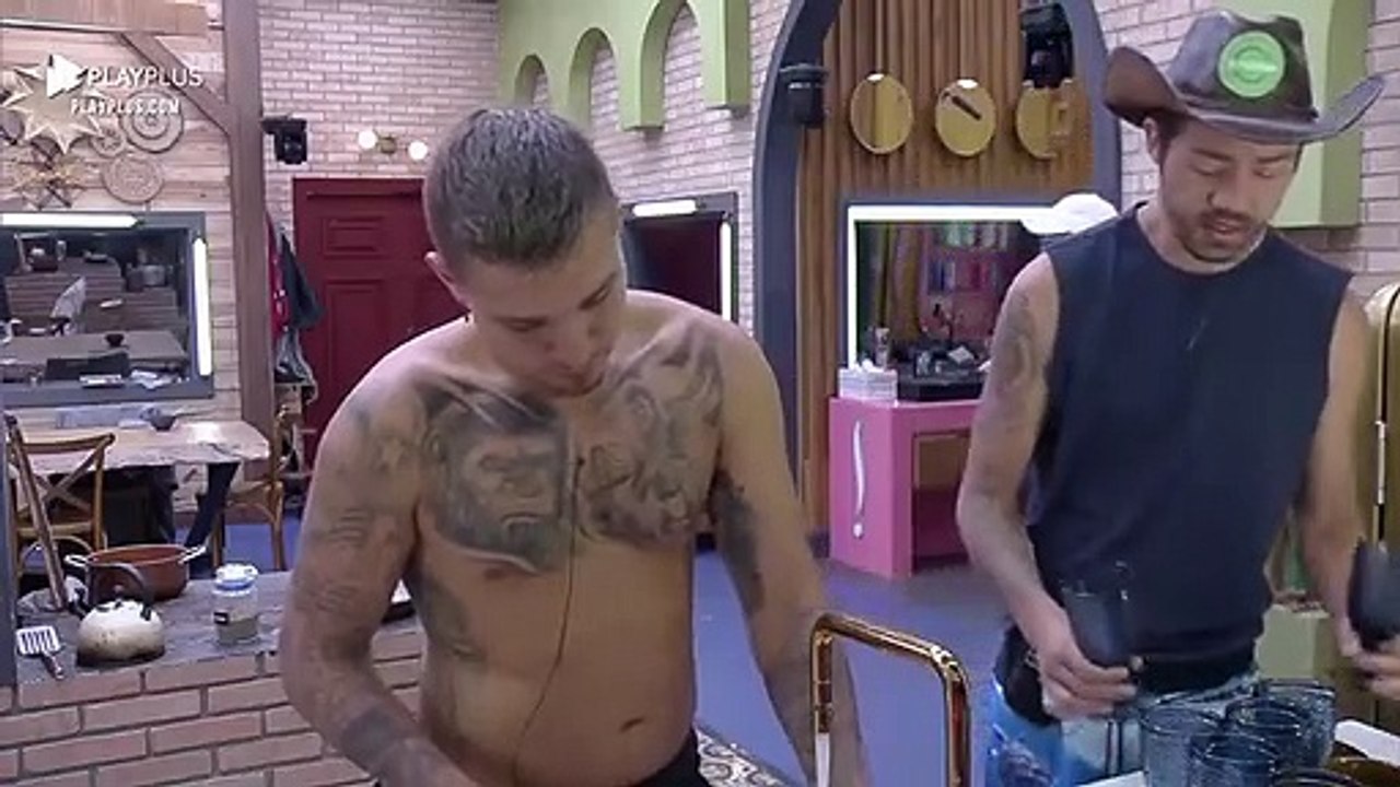 MC Gui lava a louça enquanto Dynho e Rico limpam a cozinha _ A Fazenda 13