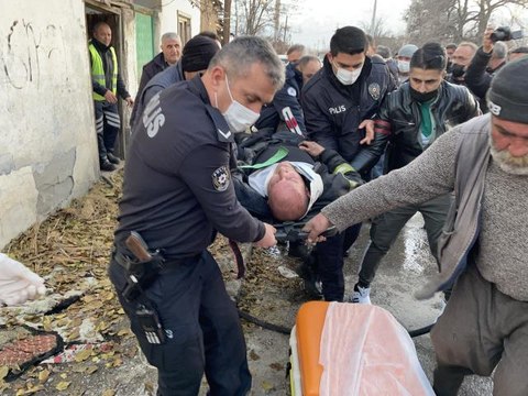 Son dakika haberleri... Yangına müdahale eden itfaiye eri çatıdan düşerek yaralandı