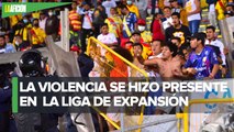 Aficionados de Atlético Morelia se enfrentan con la policía en el Estadio Morelos