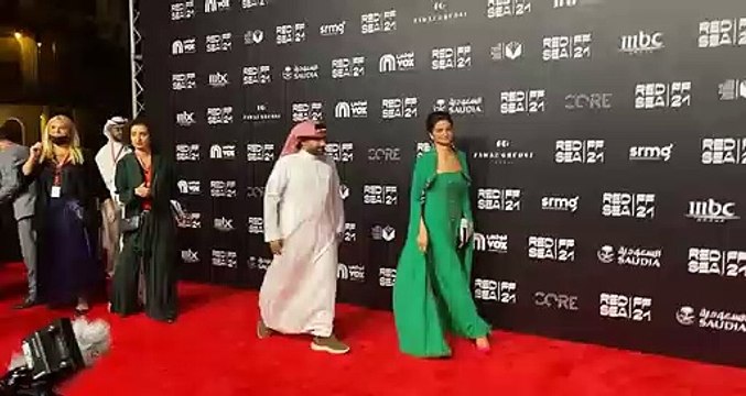 بفستان أخضر مفتوح: عهد كامل تتألق على ريد كاربت البحر الأحمر السينمائي