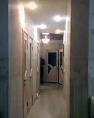 Il fait du roller dans son salon et se plante