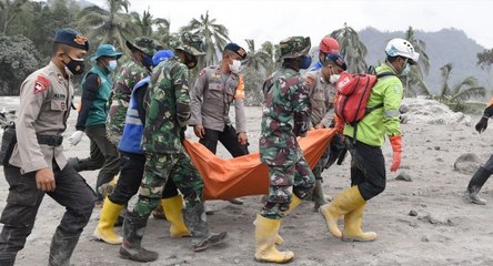 Evakuasi korban Semeru_ 'Yang penting anak saya ketemu, meski hanya jasadnya'-