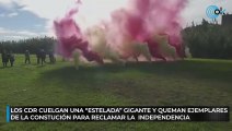 Los CDR cuelgan una 'estelada' gigante y queman ejemplares de la Constitución para reclamar la independencia