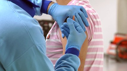 La vacunación obligatoria para frenar los casos de COVID divide a los países