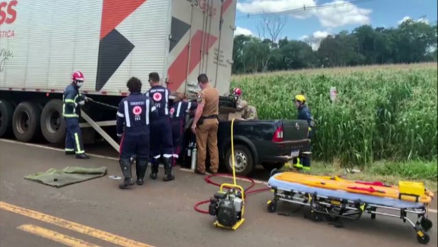 Condutor fica preso às ferragens, após bater Fiat Strada atrás de caminhão