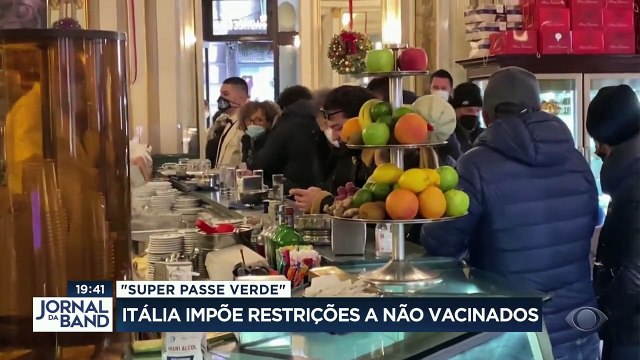 Com protesto violento nas ruas, a Europa aumentou as restrições para não vacinados