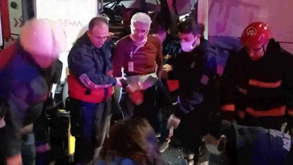 Otobüsle çarpışan tırın şoförü sıkıştığı yerden yaralı kurtarıldı