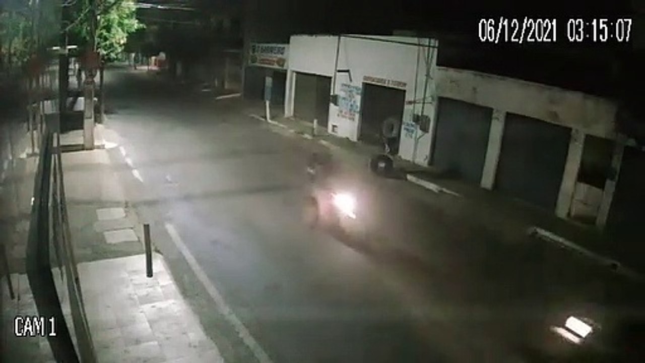 Colisão frontal entre duas motos é registrada por câmera de segurança em Itapipoca