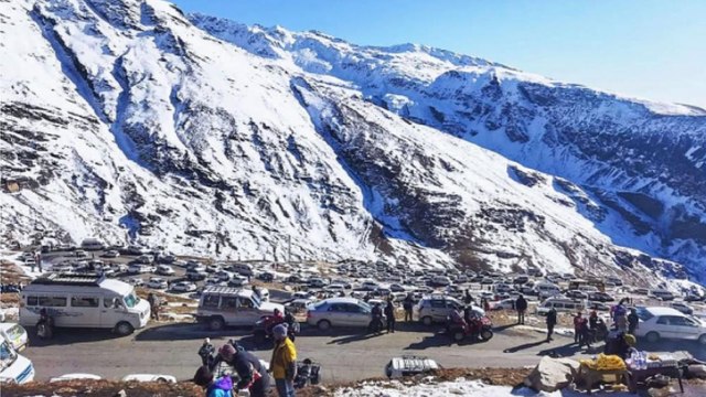 Weather: Manali witnesses seasons' first snowfall