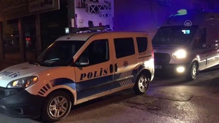 Aralarında tartışma çıkan kadınla erkek arkadaşı birbirlerini bıçakladı