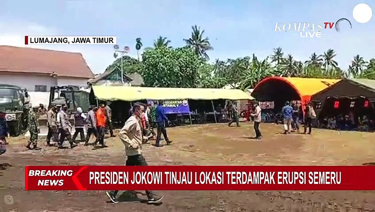 Tiba di Lumajang, Jokowi Langsung Tinjau Tenda Pengungsian Korban Terdampak Erupsi Semeru