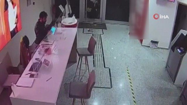İzmir’de bankada yaşanan hırsızlık anı güvenlik kamerasına yansıdı