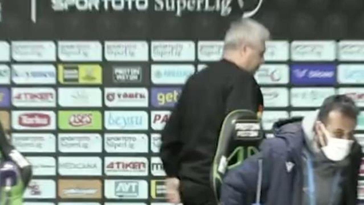 Gazetecinin sorusuna öfkelenen Sumudica basın toplantısını terk etti! Verdiği cevap daha olay