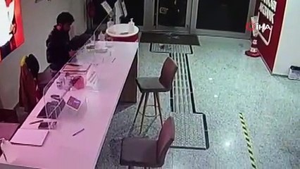 İzmir’de bankada yaşanan hırsızlık anı güvenlik kamerasına yansıdı
