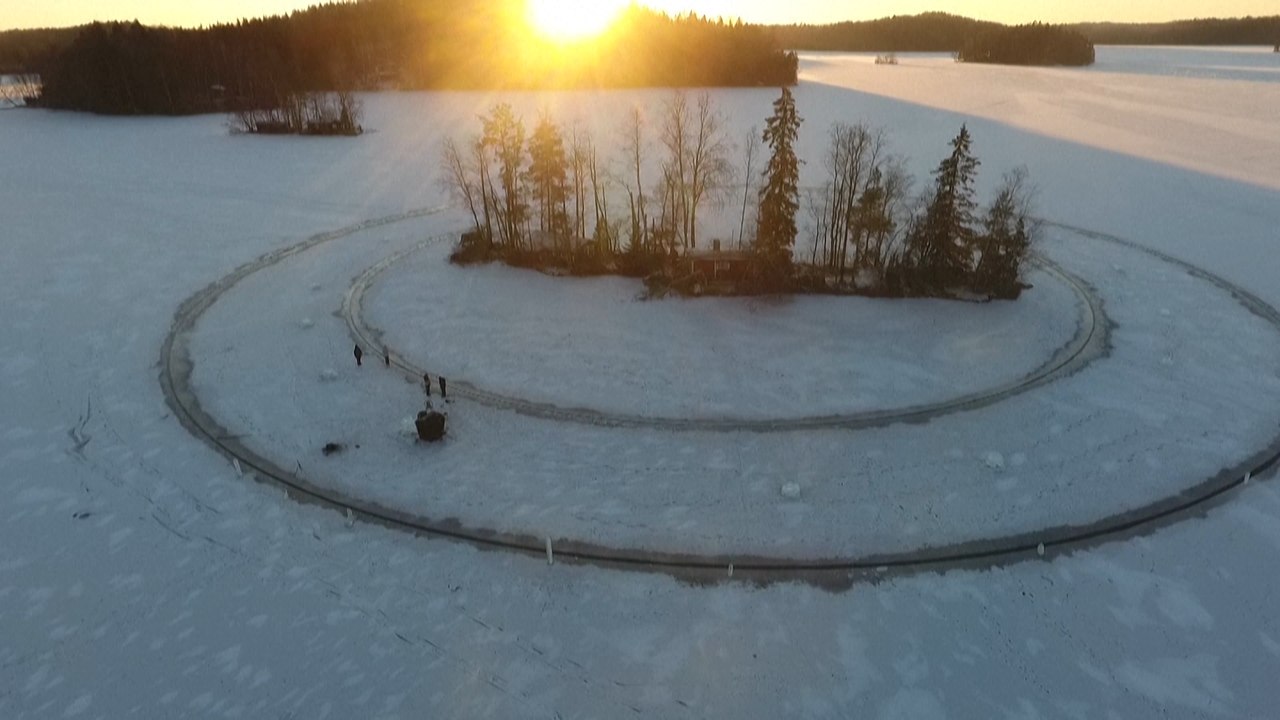 Finnischer Erfinder baut rotierenden Eis-Donut
