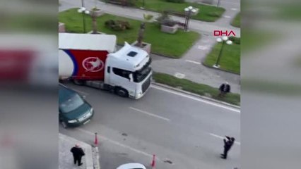 TIR'IN GEÇİŞİNİ ENGELLEYEN MİNİBÜSÜ YOL KENARINA KALDIRDILAR
