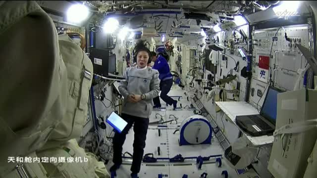 Los tripulantes de la estación espacial china dan una clase desde el espacio