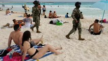 Şiddet olaylarının zirve yaptığı Meksika'da yüzlerce asker turistleri korumak için plajlarda devriye gezmeye başladı