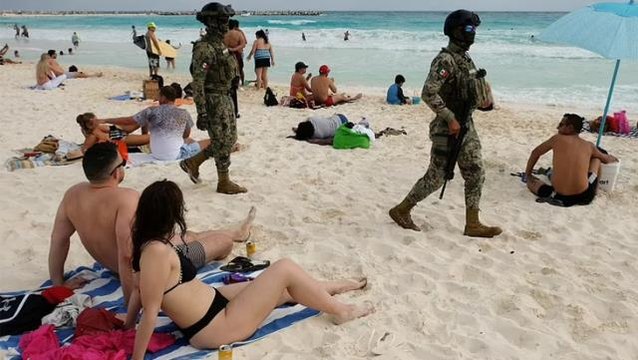 Şiddet olaylarının zirve yaptığı Meksika'da yüzlerce asker turistleri korumak için plajlarda devriye gezmeye başladı