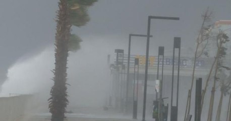 Meteoroloji'nin 'turuncu' kod ile uyardığı Antalya'da dev dalgalar sahili dövdü