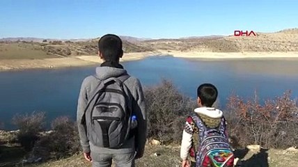3 kardeşin okul çilesi; her sabah baraj gölünü geçmek zorundalar