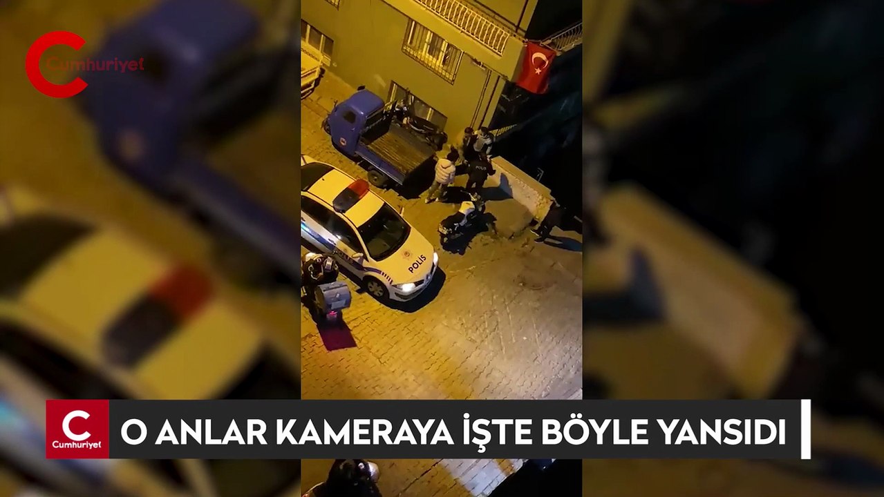 Polis ve bekçi, bir genci tokatlıyor. Polis bir süre sonra geri geliyor ve gence “Seni öldürürüm”
