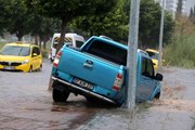 Antalya'da yollar dere yatağına döndü, araçlar mahsur kaldı
