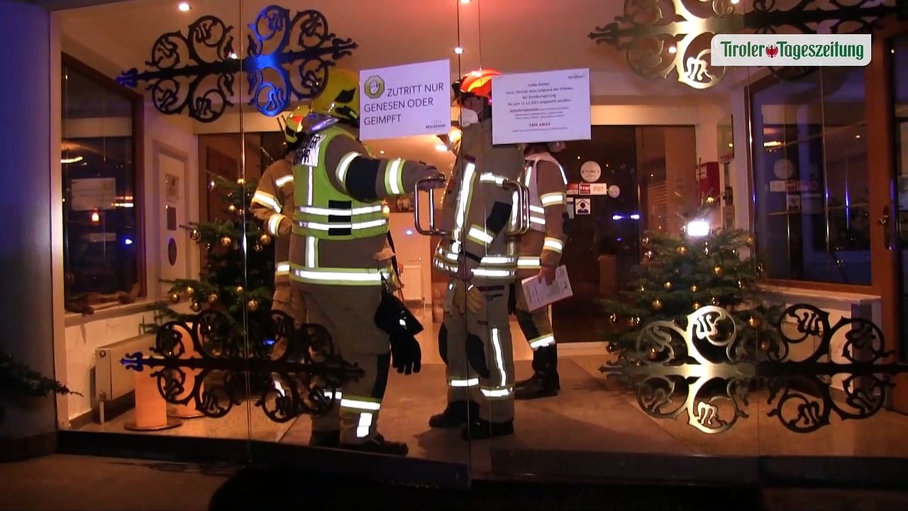 Weggeworfene Zigarette löste Brand in Mils aus, Hotel evakuiert