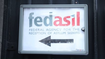 Une file de réfugiés devant l'accueil du centre Fedasil à Bruxelles