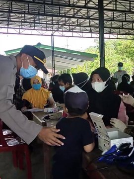 Polsek Teluk Keramat Laksanakan Pemantauan dan Pengecekan Kegiatan Vaksinasi Covid-19 di Desa Sekura